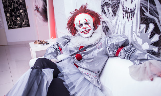 ¿Truco o trato? Esta tradición se remonta a los celtas, quienes creían que en la noche del 31 de octubre brujas y fantasmas salían de los cementerios y se apoderaban de los cuerpos de los vivos, a quienes hacían víctimas de conjuros si no accedían a sus peticiones. Ven a nuestra fiesta Pop Up Halloween a revivir esta noche terroríficamente divertida y atrévete a pasar por nuestro pasaje del terror. Pasaremos un martes ¡De miedo! Pase de tarde para niños y padres y pase de noche solo para adultos.
PASE NIÑOS: PACK 1 NIÑO + 1 ADULTO 15
(Niño adicional 7/Menores de 2 años entrada gratuita/Adulto adicional 10)
PASE ADULTOS: PRECIO 20/pax