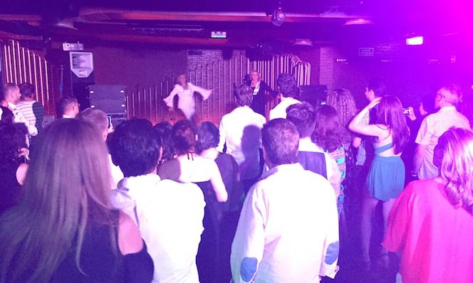 Únete a nosotros en la pista de baile con bola disco, pantalones de campana, colores alegres y lo mejor de la música disco de los 70