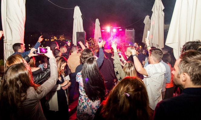 ¿Quieres disfrutar del mejor ambiente en una de las mejores terrazas de la capital? Si te apetece divertirte, únete a nuestra fiesta Pop Up Tropic Sun y dale la bienvenida al verano por todo lo alto. Comparte con nosotros la mejor música del momento, con la actuación de Loco Mia y la música de DJ Paco Pil en Directo. Y todos los detalles para que la diversión esté asegurada. Lo pasaremos en grande, ¡Acompáñanos!
IMPORTE POR PERSONA 50
IMPORTE ZONA RESERVADA GRUPO 300 (MÁXIMO 4 PERSONAS)